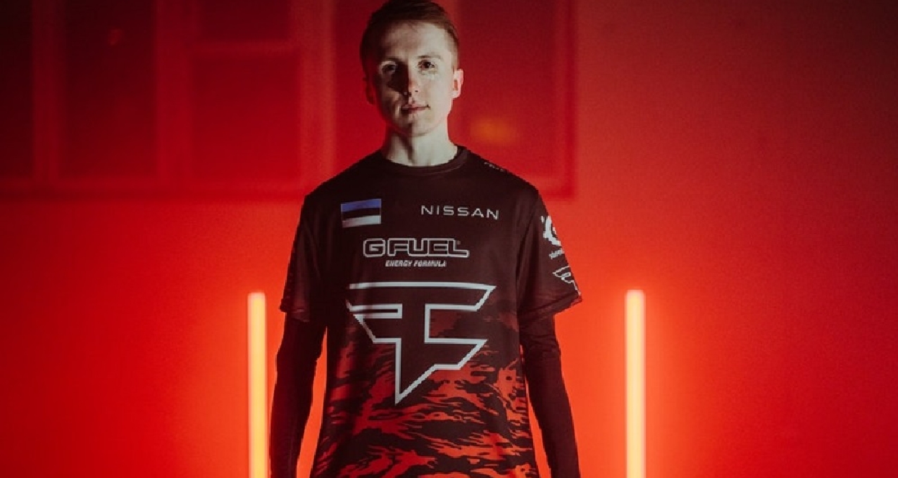 WOWLPL女主持人余霜分享礼服美照：喜欢碎钻还是半透视轻纱？