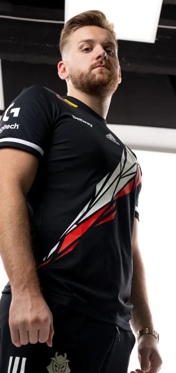 EDG赛训返图：Uzi站在Maokai身后认真听复盘