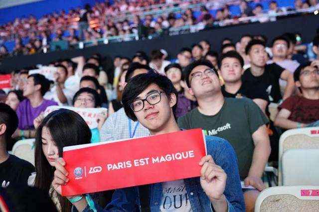 目前LCK联赛前三名的队伍是：T1、DK、GEN Clozer选手以400积分占据POG榜首位置