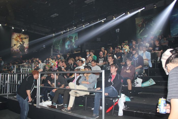 徐哥的野蛮人王喝血秀三杀，Aiming Kaisa骑脸输出。 Dplus KIA 的完美操作拉回一城。